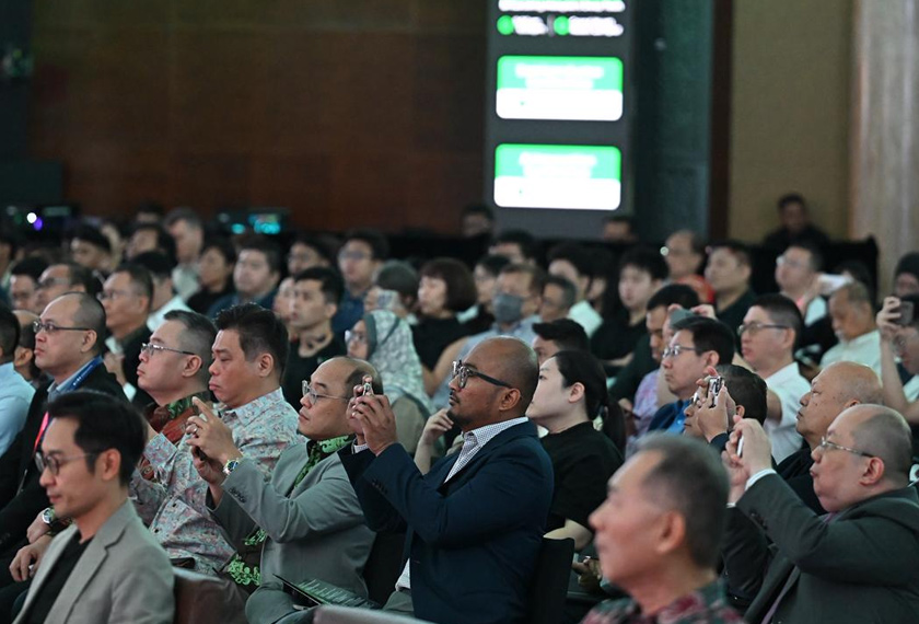 Para hadirin yang membanjiri SDEC 2025 merakam intipati penting majlis. - Foto Sidec