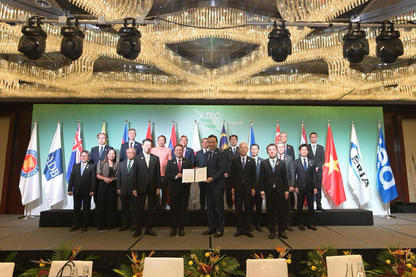 Delegasi negara dan anggota Asia Zero Emission Community (AZEC 2025) bergambar selepas sesi pemeteraian deklarasi bersama ke arah aspirasi tenaga rendah karbon di Asia. - Foto Kementerian Ekonomi