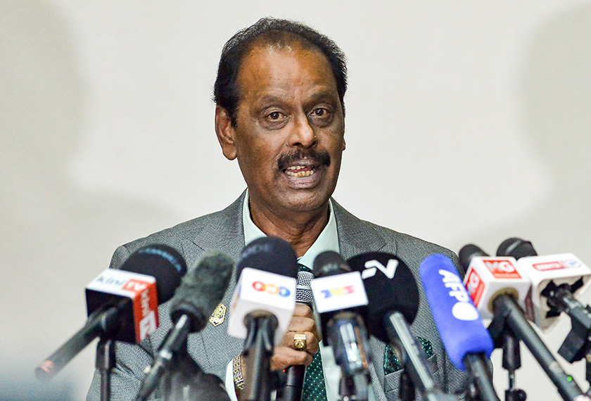 Timbalan Presiden FAM, Datuk Sivasundaram Sithamparam Pillai ketika sesi sidang media berkenaan perkembangan terkini status tujuh pemain bola sepak kebangsaan Malaysia di Wisma FAM hari ini. - Foto Bernama