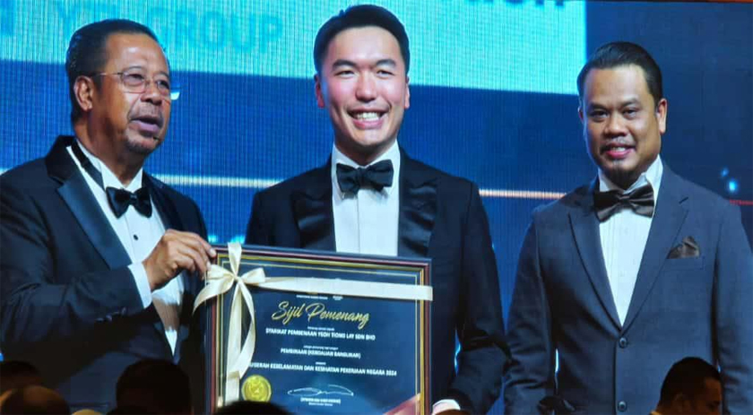 Yeoh (tengah) ketika menerima Anugerah Cemerlang Keselamatan dan Kesihatan Pekerjaan Kebangsaan sekaligus menjadi lambang komitmen syarikat dalam menjaga keselamatan dan kesihatan pekerja. - Foto Infoscreen