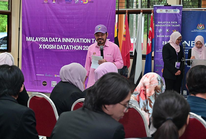 Mohd Uzir (gambar) ketika sesi Datathon bersama para hadirin yang mengambil bahagian. - Foto DOSM