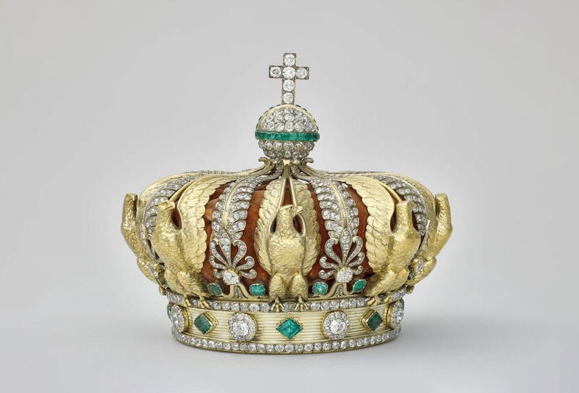 Sebuah mahkota milik isteri Napoleon III ditemui berhampiran lokasi kejadian dalam keadaan rosak. - Foto X/@Alex_RobertsJ