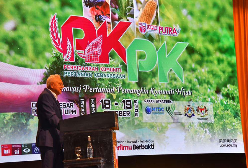Datuk Ibrahim Komoo ketika menyampaikan ucapan perasmian program Plant Factory UPM-MTDC di Serdang semalam. - Foto MTDC