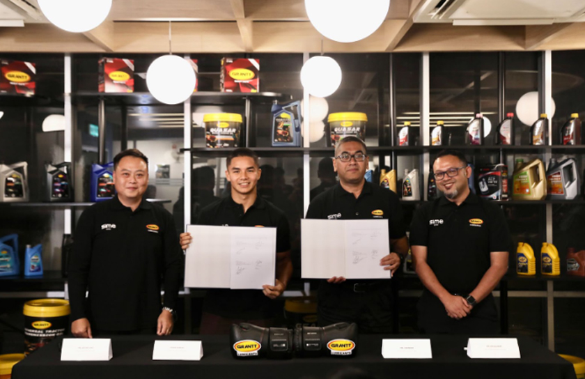 Jaguh Muay Thai, Johan “Jojo” Ghazali (dua dari kiri) dilantik sebagai duta jenama Grantt Lubricants, disaksikan Pengarah Pembuatan dan Kejuruteraan Sime UMW, Ami Akhram Abdullah (dua dari kanan), dalam majlis menandatangani perjanjian kerjasama baru-baru ini.