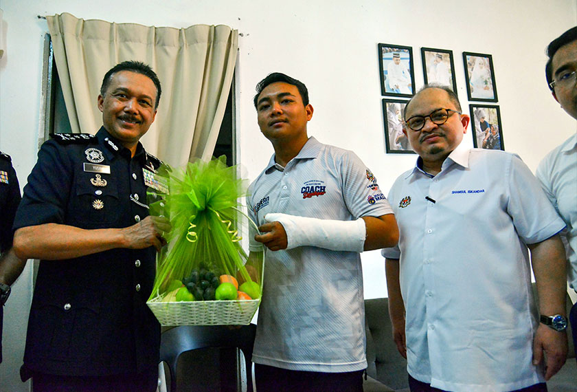 Pengarah Jabatan Siasatan dan Penguatkuasaan Trafik (JSPT) Bukit Aman, Datuk Seri Mohd Yusri Hassan (kiri) menyampaikan bantuan kepada anggota beliau, Lans Koperal Muhammad Danial Mohd Nadzri yang cedera dalam kemalangan ketika mengiringi delegasi. - Foto Bernama