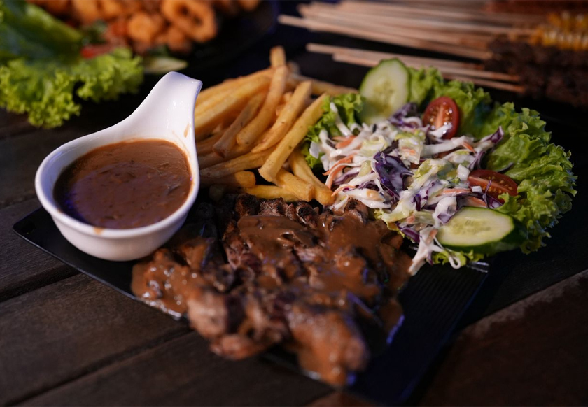 Dengan menggabungkan konsep makanan Thai dan barat, orang ramai dapat menikmati kepelbagaian ini setiap kali datang ke The Eleven Lounge. - Foto Astro