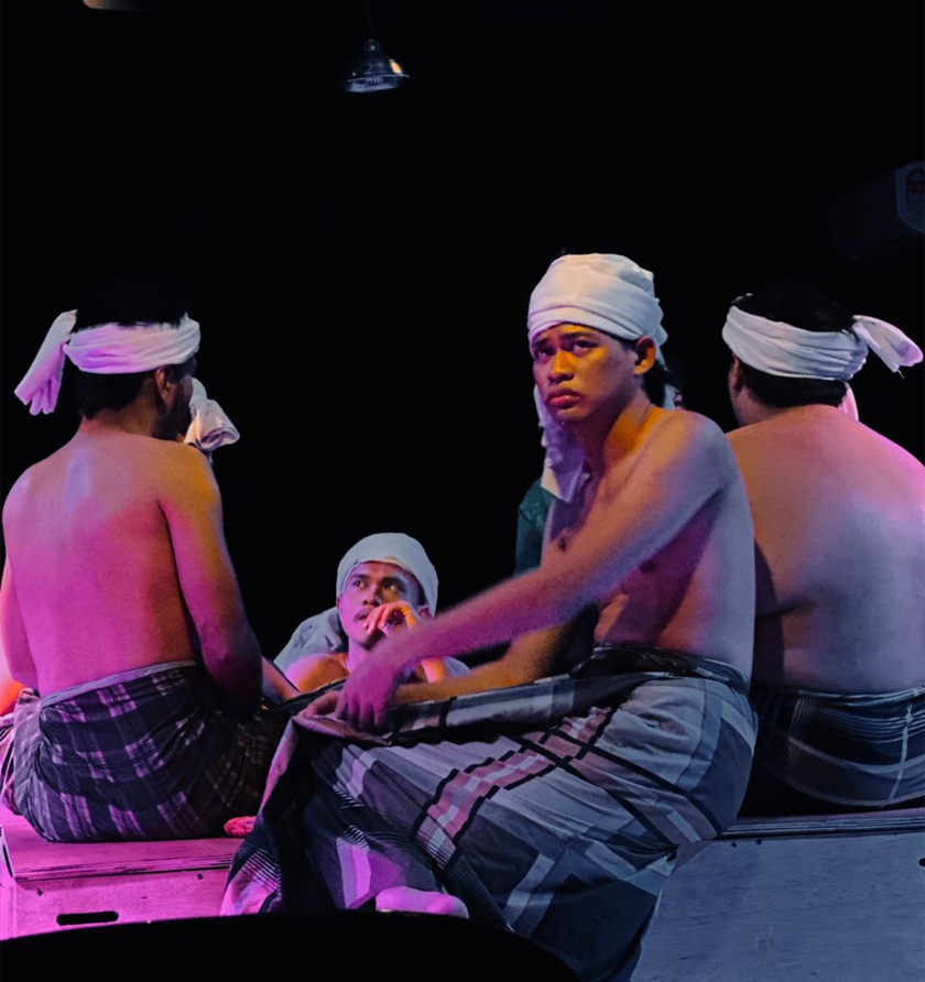 Aish Mirza mempraktikkan kepercayaannya terhadap kata-kata sering gagal untuk menembusi struktur kuasa dan norma; tindakan fizikal dan bahasa tubuh lebih langsung dan brutal dalam menyampaikan makna.