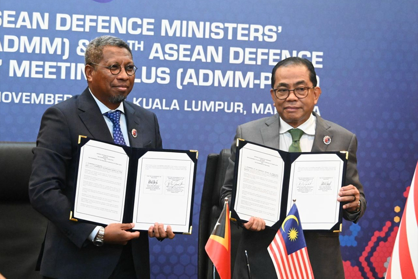 Mohamed Khaled Nordin (kanan) bersama Menteri Pertahanan Timor Leste, H.E. Rear Admiral Donaciano da Costa Gomes, menandatangani Memorandum Persefahaman (MoU) antara Malaysia dan Timor Leste sempena ADMM ke-19 di Kuala Lumpur. - Foto MINDEF