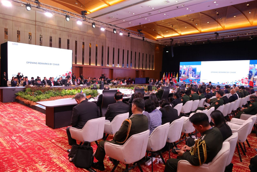 Mesyuarat ADMM ke-19 dipengerusikan Mohamed Khaled mengetengahkan kepentingan perpaduan sebagai benteng menghadapi ketidaktentuan global serta menjamin keamanan berpanjangan di rantau ini. - Foto MINDEF