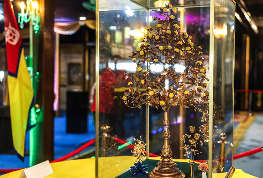 Bunga Emas Kelantan julung kalinya dipamerkan kepada umum sempena Festival Tekstil dan Warisan Melayu Kelantan di Istana Balai Besar di sini, hari ini. - Foto Bernama