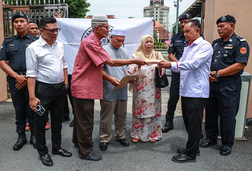 Keluarga Allahyarham Wan Ahmad Faris menyerahkan memorandum kepada kerajaan negeri Kelantan di Kompleks Kota Darul Naim, di sini, hari ini. - Foto Bernama