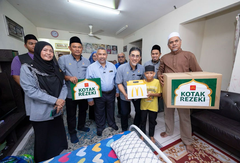 Salah seorang penerima Kotak Rezeki, Jamal Shahruddin (tujuh, kanan), bapa kepada Muhammad Darwisy Fitri Jamal, kanak-kanak yang menghidap penyakit sakit injap jantung, masalah saluran pemakanan sempit dan masalah paru-paru.  - Foto McDonald's Malaysia