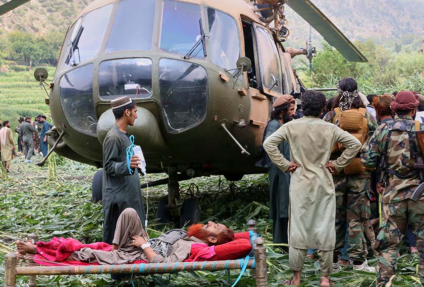 Mangsa cedera akibat gempa bumi yang meragut banyak nyawa dan memusnahkan kampung-kampung di timur Afghanistan dipindahkan menggunakan helikopter tentera di Mazar Dara, wilayah Kunar. - Foto AP
