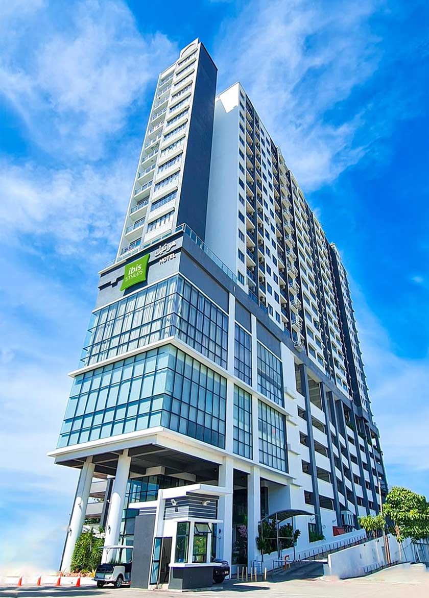 Menara ibis Styles Hotel tampil dengan reka bentuk moden, menjadi mercu tanda baharu hospitaliti di kawasan ini. - Gambar Ibis Styles Kota Bharu