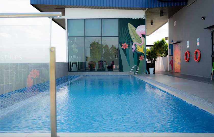 Kemudahan kolam renang di ibis Styles Hotel menawarkan ruang santai dengan pemandangan indah untuk para tetamu. - Gambar Ibis Style Kota Bharu