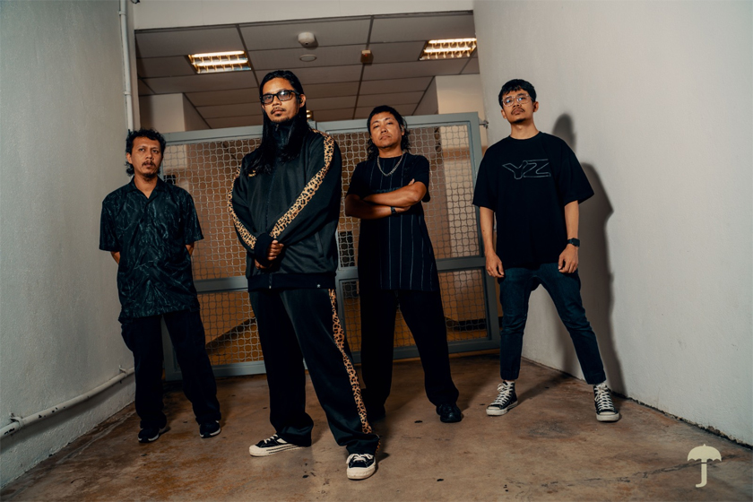 Noh Salleh (dua dari kiri) bersama anggota kumpulan Hujan.
