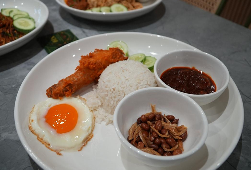 Nasi Lemak Ayam Berempah, hidangan panas yang popular di Restoran Ahmad Khan. - Foto Astro AWANI
