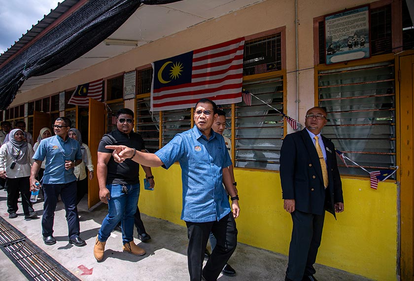 Ahmad Husaini mengadakan lawatan kerja ke SK Seri Kaya semalam. Turut sama, Guru Besar SK Seri Kaya Ibrahim Pardi (kanan). --fotoBERNAMA