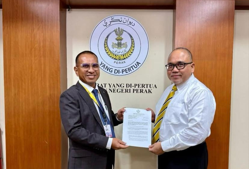 Usul yang meminta agar tempoh penggantungan Razman dipendekkan diserahkan Zainol Fadzi (kiri) kepada Mohammad Zahir (kanan). Foto Astro AWANI