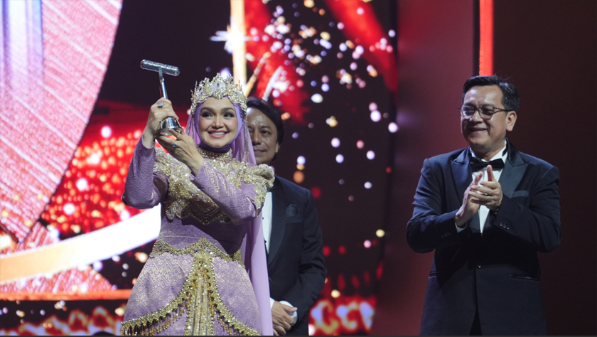 Acara kemuncak pada malam itu adalah penganugerahan Anugerah Sri Wirama kepada penyanyi nombor satu negara Siti Nurhaliza. - Foto Gempak