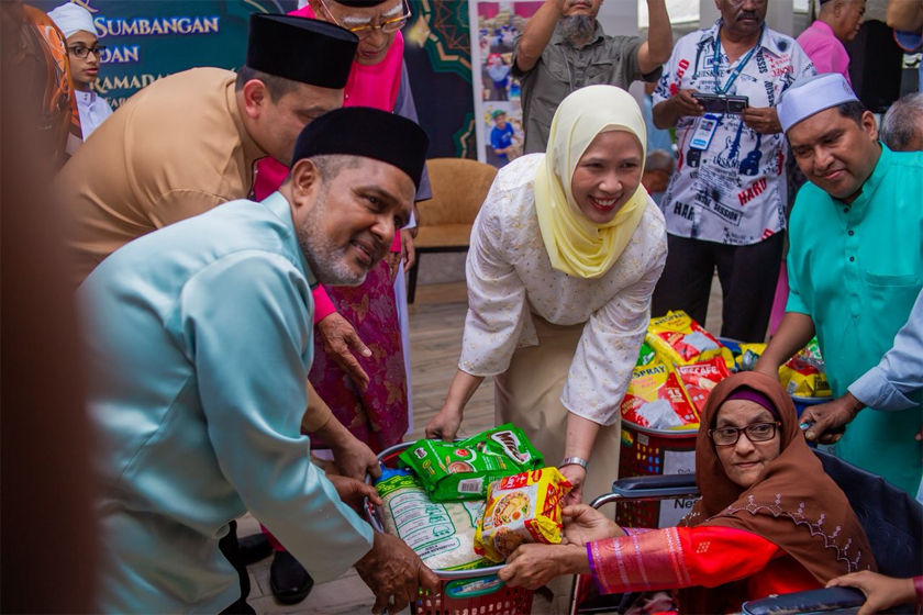 Jawahar Ali ketika menghulurkan bantuan kepada salah seorang penerima berstatus warga emas menerusi salah satu program sumbangan anjurannya. - Foto Astro