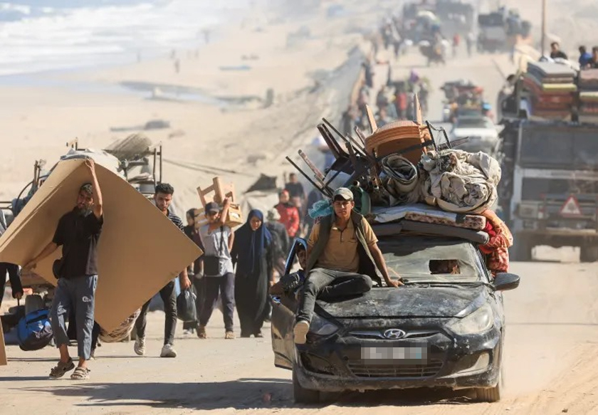 Penduduk Palestin yang hilang tempat tinggal melarikan diri dari utara Gaza, bergerak ke arah selatan selepas tentera Israel mengarahkan penduduk Gaza City untuk berbuat demikian. - Gambar Reuters