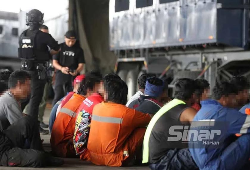 ACTS antara elemen yang digerakkan SPRM bagi memantau keselamatan di lokasi serbuan di Sibu membabitkan sindiket penyelewengan diesel. - Foto Sinar Harian