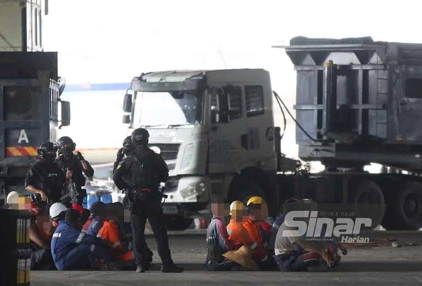 ACTS antara elemen yang digerakkan SPRM bagi memantau keselamatan di lokasi serbuan di Sibu membabitkan sindiket penyelewengan diesel. - Foto Sinar Harian