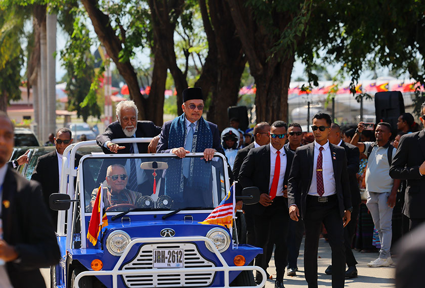 Anwar dijemput menyertai Ramos-Horta menaiki Mini Moke, sebuah kenderaan klasik dengan bumbung terbuka. - Foto Bernama