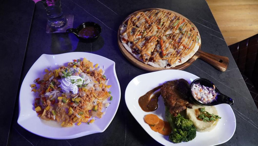 Pelanggan juga dapat menikmati hidangan yang melazatkan dengan pelbagai jenis menu yang disediakan