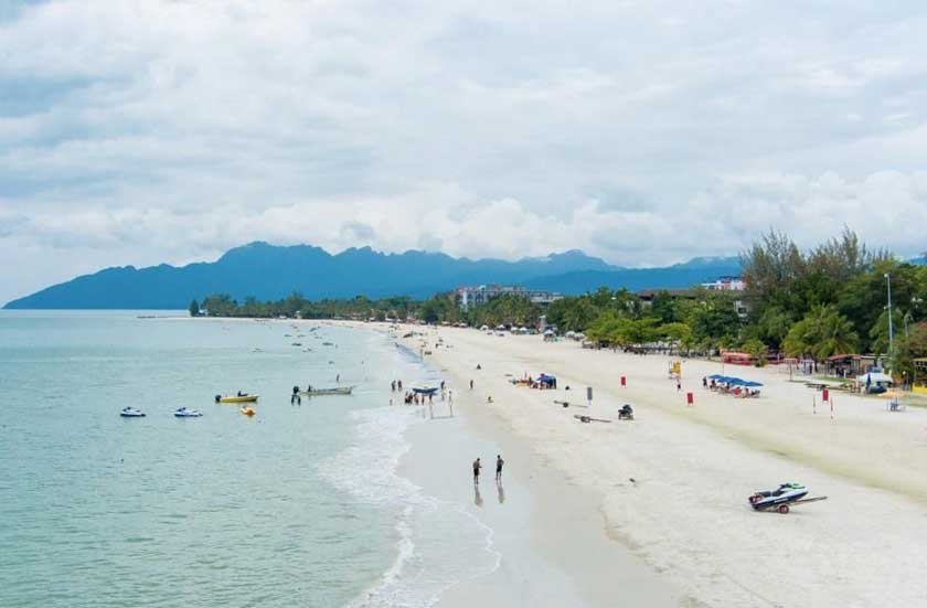 Pantai Cenang menjadi destinasi sesuai untuk pengunjung yang ingin menikmati suasana tenang dengan pemandangan pantai yang cukup indah. - Foto Mercure Hotel