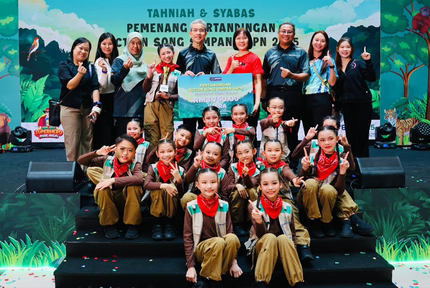Juara Pertandingan Action Song Simpan SSPN 2025 Peringkat Kebangsaan menerima replika kad berjumlah RM3,750 daripada Datuk Anesee Ibrahim (lima dari kanan). - Foto PTPTN