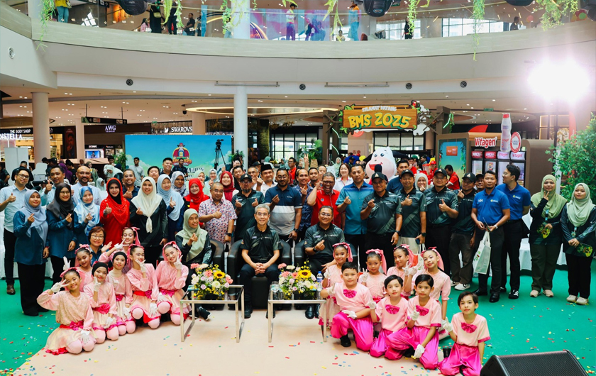 Datuk Anesee Ibrahim bergambar bersama barisan Pengurusan Kanan PTPTN, rakan strategik dan pengunjung yang turut memeriahkan Program Bulan Menabung Simpan SSPN (BMS) 2025. - Foto PTPTN