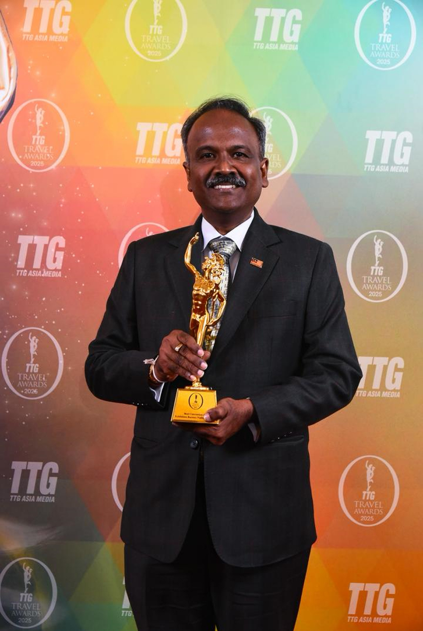Sivakumar menerima anugerah Best Convention & Exhibition Bureau (National Level) bagi pihak MyCEB di Anugerah Pelancongan TTG Tahunan ke-34 2025 di Bangkok, Thailand. - Foto MyCEB