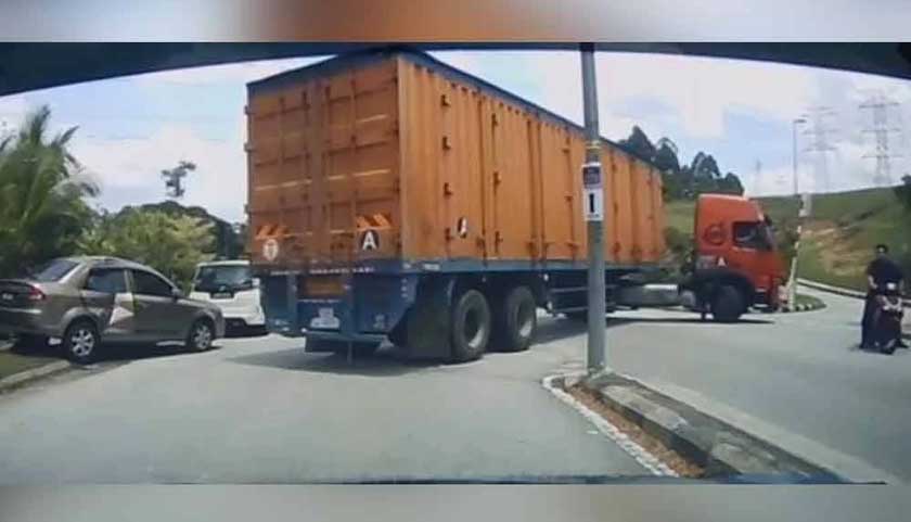 Tular video di media sosial memaparkan sebuah treler membuat pusingan U sehingga mengakibatkan kemalangan.