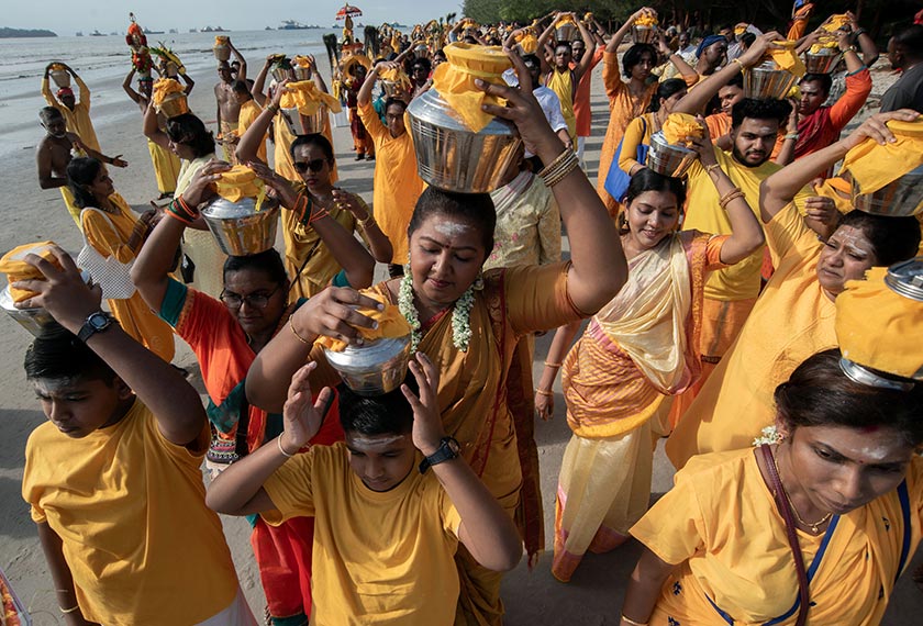 Sebahagian daripada penganut Hindu melakukan perarakan ke kuil di Labuan sempena sambutan Thaipusam hari ini. - Foto Bernama