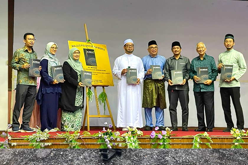 Upacara Peluncuran Dokumen Al-Mizan (Terjemahan Bahasa Melayu) sempena Konvensyen Dakwah Negara, disertai Senator Zulkifli Hasan, Prof. Emeritus Datuk Dr. Azizan Baharuddin, Dr. Fatin Nur Majdina Nordin,Yusaimi Md Yusof serta pasukan penterjemah Dokumen Al-Mizan. - Foto: Nurfatin Zulkipli