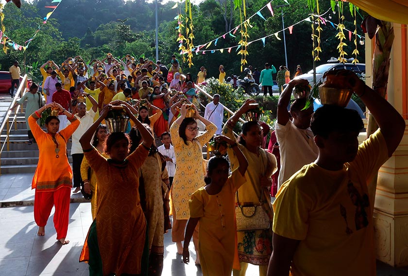 Sebahagian daripada penganut agama Hindu di Sabah melakukan perarakan ke Kuil Sri Subramaniar Lok Kawi sempena sambutan Thaipusam hari ini. - Foto Bernama