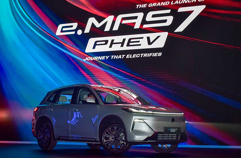 Kenderaan Proton e.Mas 7 PHEV dipamerkan sempena majlis perasmiannya di Pusat Pameran dan Dagangan Antarabangsa Malaysia (MITEC) hari ini. - Foto BERNAMA