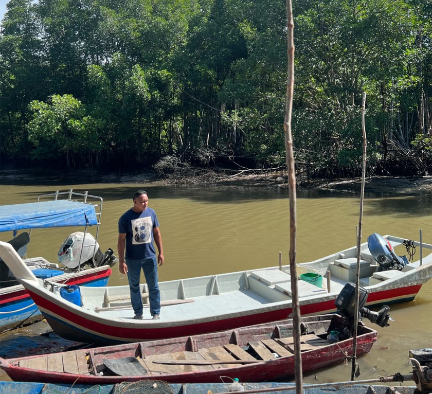 Muhammad Zaki Othman memeriksa bot miliknya sebelum mula mencari hasil sungai dan laut.