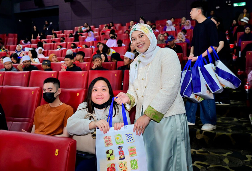 Peserta daripada organisasi kebajikan bergambar bersama Ena selepas menerima pek cenderahati sempena program yang turut diserikan dengan promosi Peraduan Gardenia Hari-Hari, Tuah Pun Mari-Mari. - Gambar Gardenia