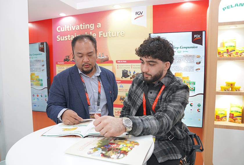 Interaksi pegawai-pegawai FGV bersama pelanggan di Gulfood 2026 bagi meneroka peluang kerjasama di pasaran makanan global. - Foto FGV Holdings Bhd