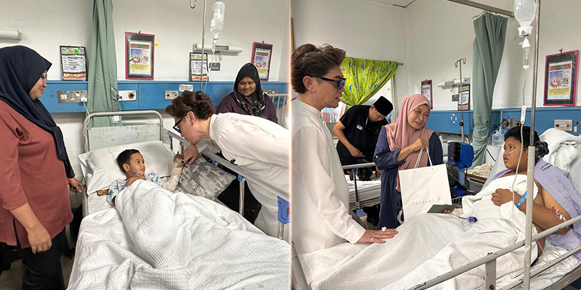 Rizalman Ibrahim menyantuni dua kanak-kanak yang sedang menerima rawatan di Hospital Seberang Jaya sempena jelajah kemanusiaan Yayasan Rizalman Ibrahim.