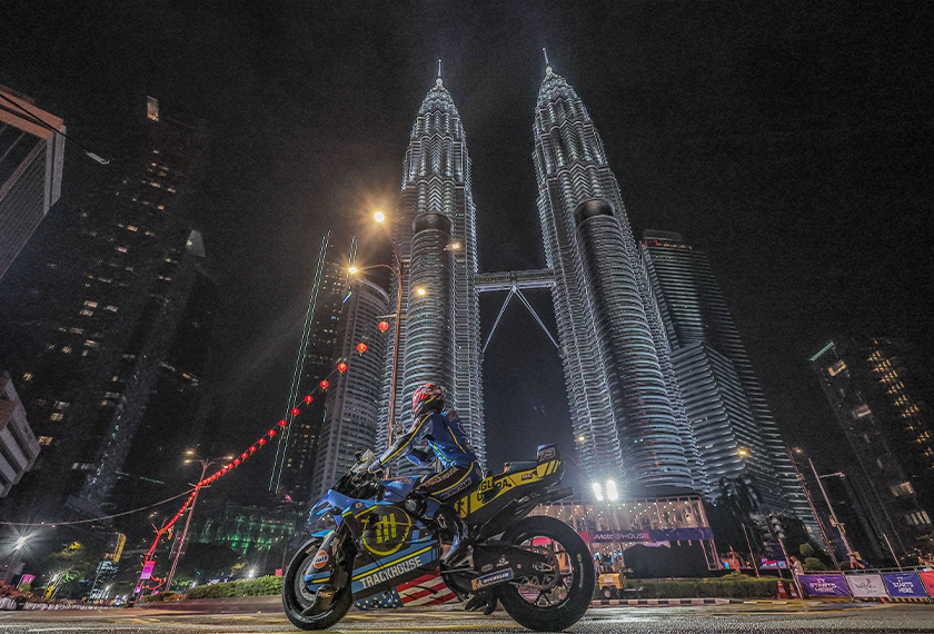 Pelumba Trackhouse MotoGP Team Ai Ogura menunggang motosikal di Jalan Ampang - Jalan P. Ramlee ketika Majlis Pelancaran MotoGP Musim 2026 di Menara Berkembar Petronas malam tadi. --fotoBERNAMA