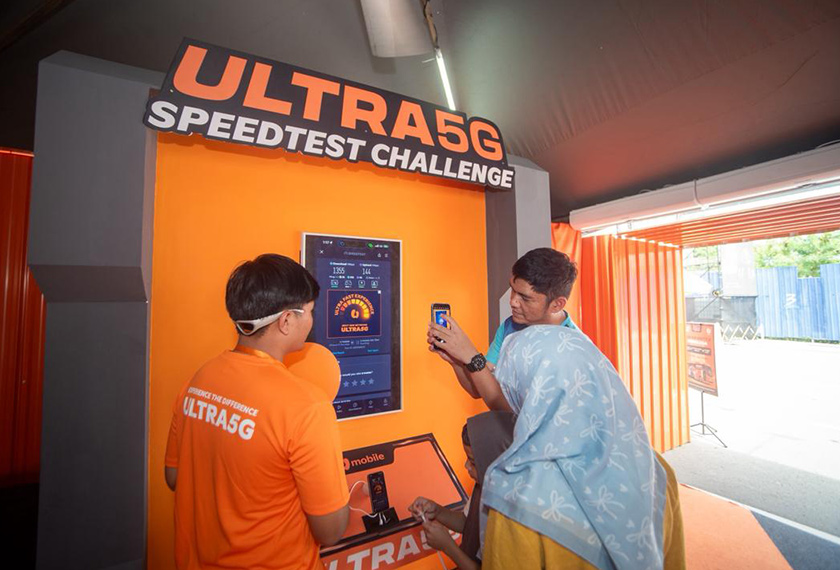 Pengunjung menguji kelajuan rangkaian menerusi ULTRA5G Speed Test Challenge, salah satu tarikan utama festival yang memberi peluang orang ramai merasai sendiri keupayaan rangkaian ULTRA5G U Mobile. - Gambar U Mobile
