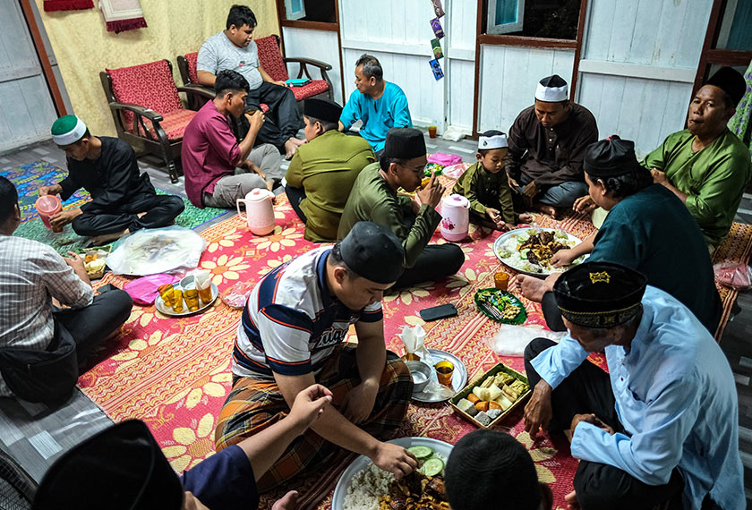 Menikmati nasi ambeng dalam suasana ukhuwah dan mesra. - Bernama