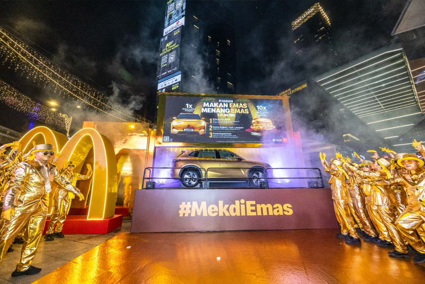 Peraduan ‘Makan Emas, Menang Emas’ di Bukit Bintang menawarkan peluang menangi 10 unit Prosperity Burger emas 999.9 (10-gram) dan sebuah kereta elektrik. - Foto McDonald’s Malaysia