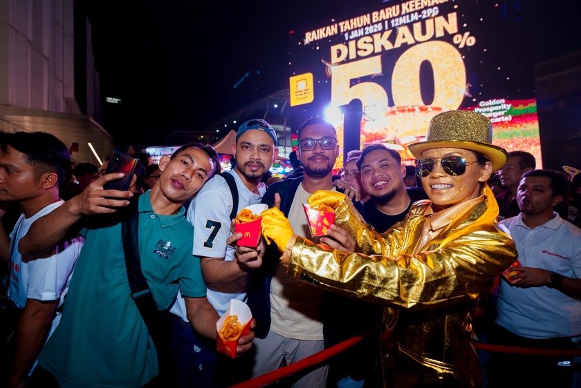 Keluarga dan sahabat handai di pelancaran Golden Prosperity Burger sedang menikmati hidangan Curly Fries McDonald’s sempena majlis sambutan. - Foto McDonald's Malaysia