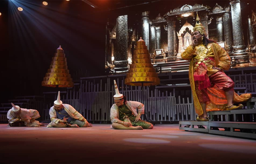 Raja Prasat Thong (Eijat Asari) mendapat berita tentang kejelitaan Cik Siti Wan Kembang dan teruja untuk dijadikan permaisurinya.