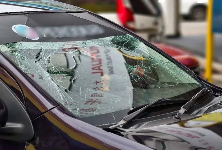 Cermin sebuah kereta pecah susulan pergaduhan dua individu berkenaan.